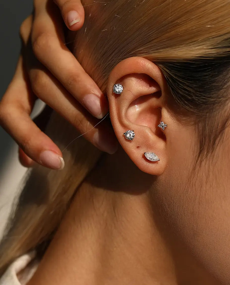 Moissanite Ørestikker - båret af en model, der holder håret tilbage, set fra siden