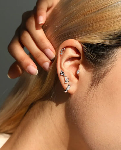 Moissanite Ørestikker - båret af en model med hånden bag hovedet
