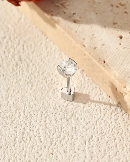 Moissanite Ørestikker i 925 Sølv - stående på den hjerteformede lås, set skråt forfra