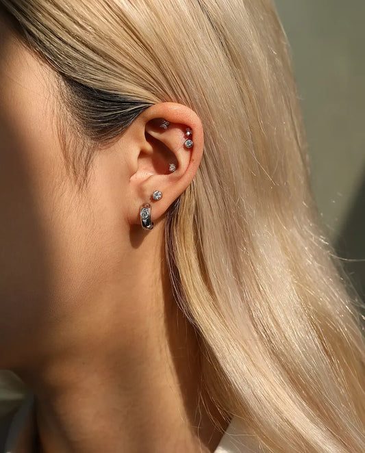 Moissanite Ørestikker i 925 Sølv - båret af en model, bredere billede af øre og hals