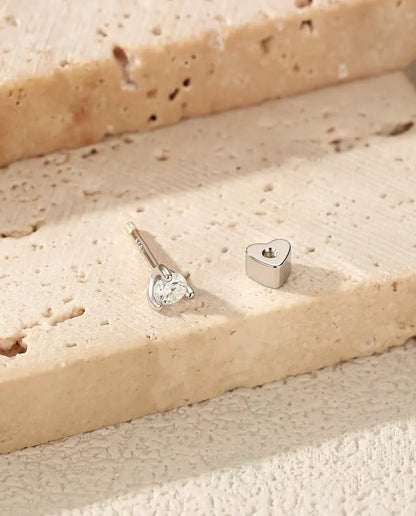 Moissanite Ørestikker i 925 Sølv - med den hjerteformede lås taget af og lagt ved siden af