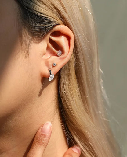 Moissanite Ørestikker i 925 Sølv - båret af en model med hånden ved halsen