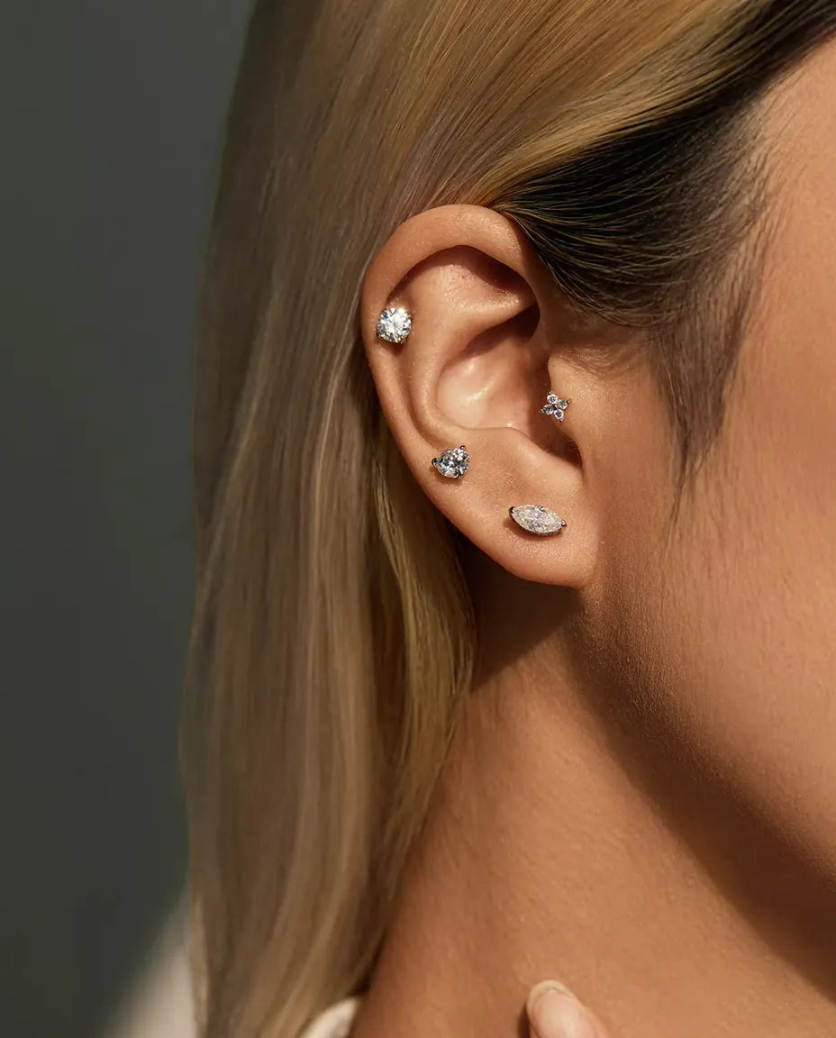 Moissanite Ørestikker i 925 Sølv - båret af en model, bredere billede af øre og hals