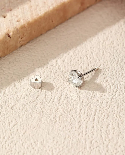 Moissanite Ørestikker i 925 Sølv - med den hjerteformede lås taget af og lagt ved siden af