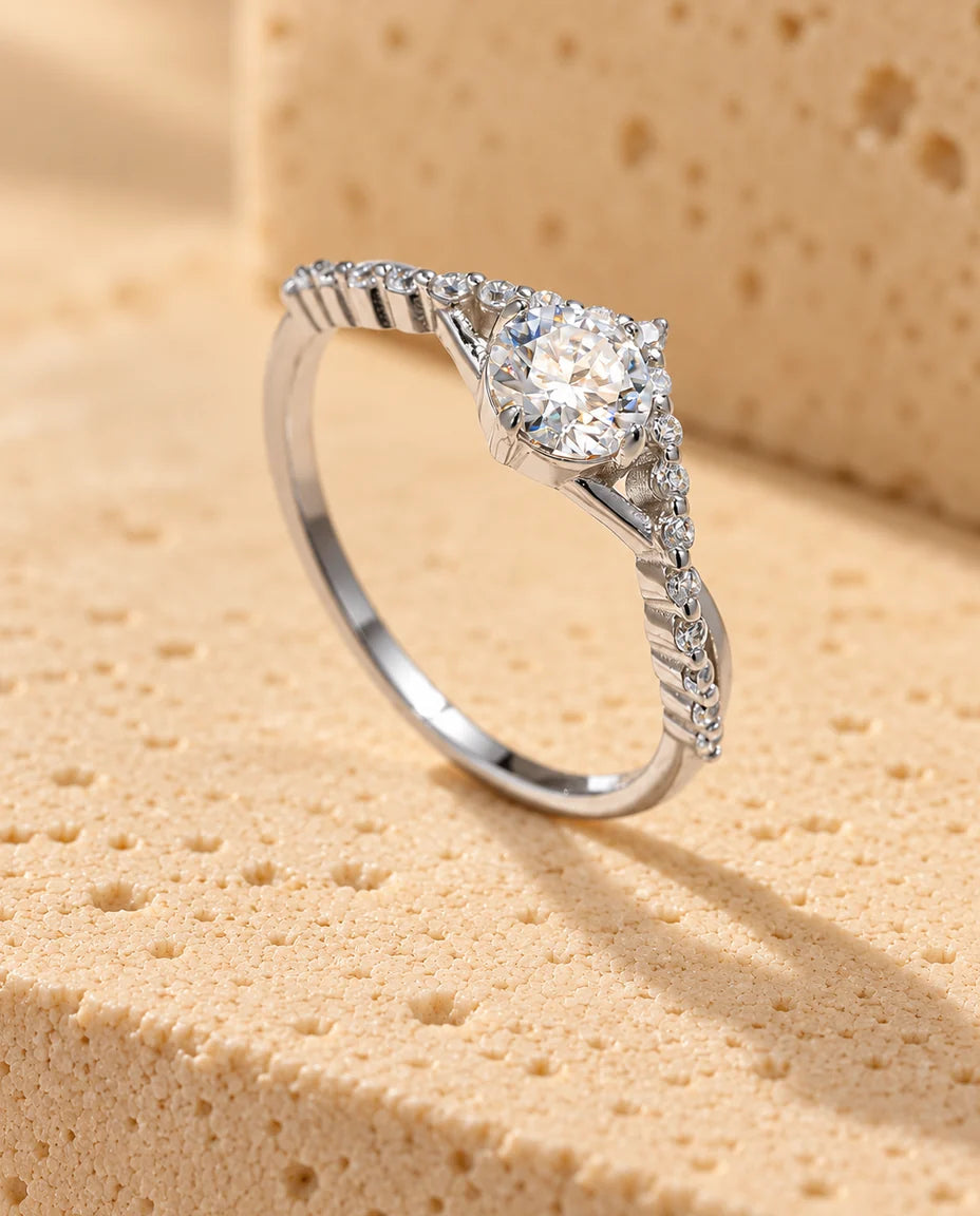 Moissanite Ring 0 - vist på en travertinblok