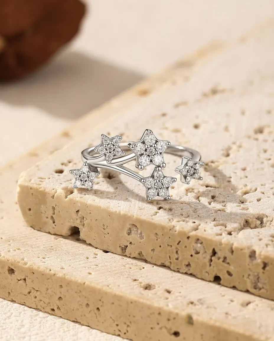 Moissanite Ring i 925 Sølv - på kanten af en travertinplade