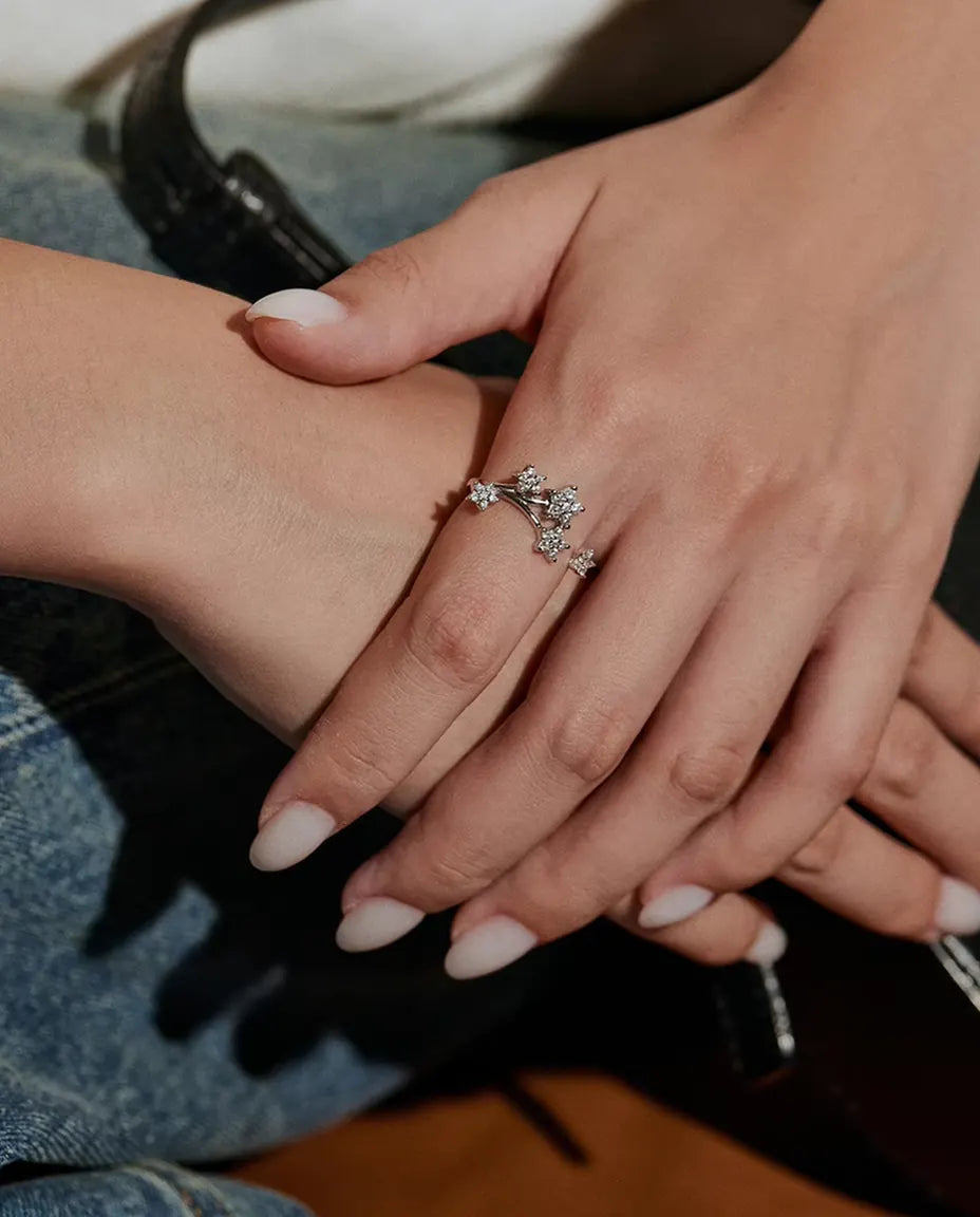 Moissanite Ring i 925 Sølv - båret på en models hånd, der hviler på denim