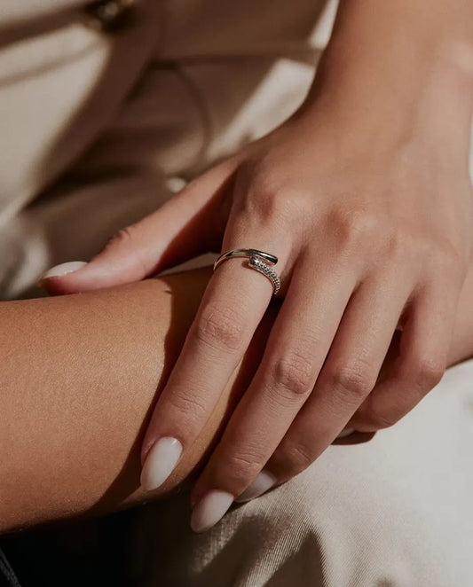 Moissanite Ring i 925 Sølv - båret på en models finger, nærbillede