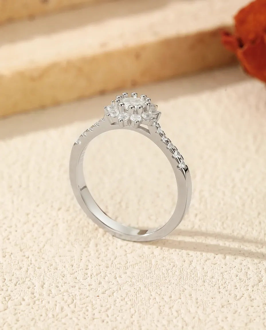 Sølvring med rund moissanite i en halo af marquiseformede kronblade i zirkonia på 925 sterling sølv.