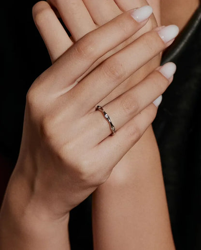 Moissanite Ring i 925 Sølv - båret på en models hånd