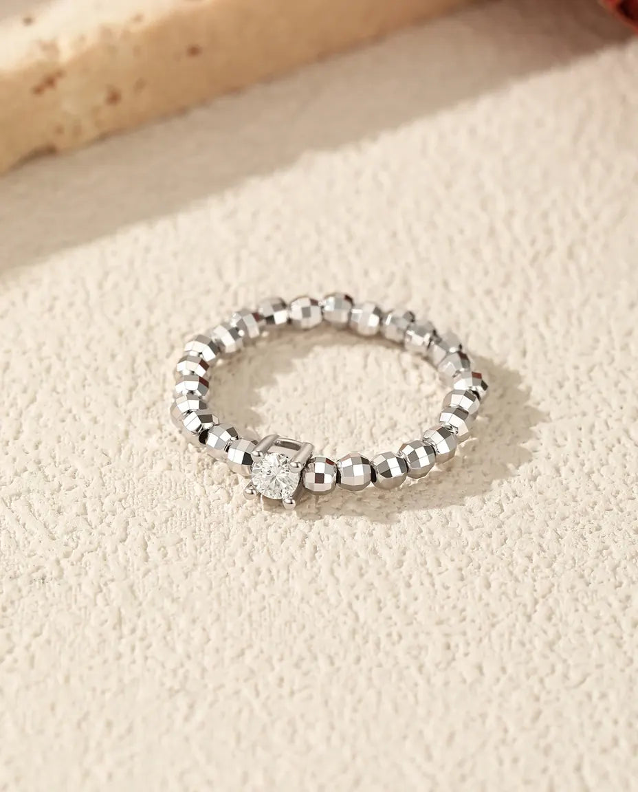 Justerbar sølvring af facetterede kugler med en dråbeslebet moissanite i klofatning, 925 sterling sølv.