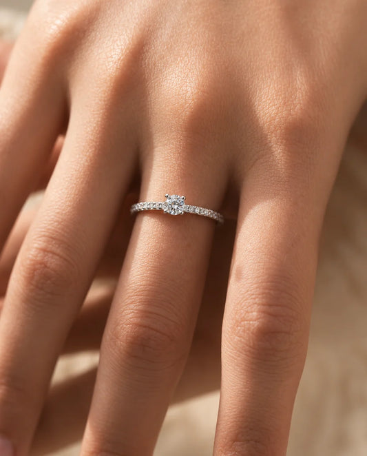 Moissanite Ring - båret på hånden