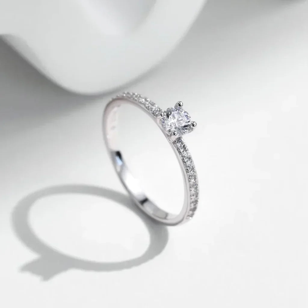 Sølvring med firkantslebet farveløs moissanite på en enkel poleret skinne i massivt 925 sterling sølv.