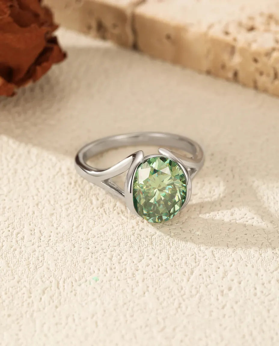 Statement-ring i 925 sterling sølv med stor grøn oval moissanite i en renskåren fatning i spændingsstil.