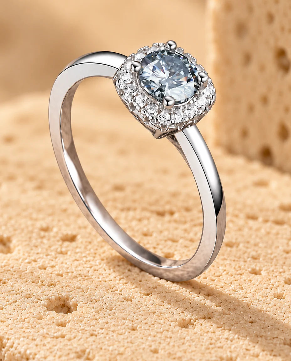 Moissanite Ring - vist på en travertinblok
