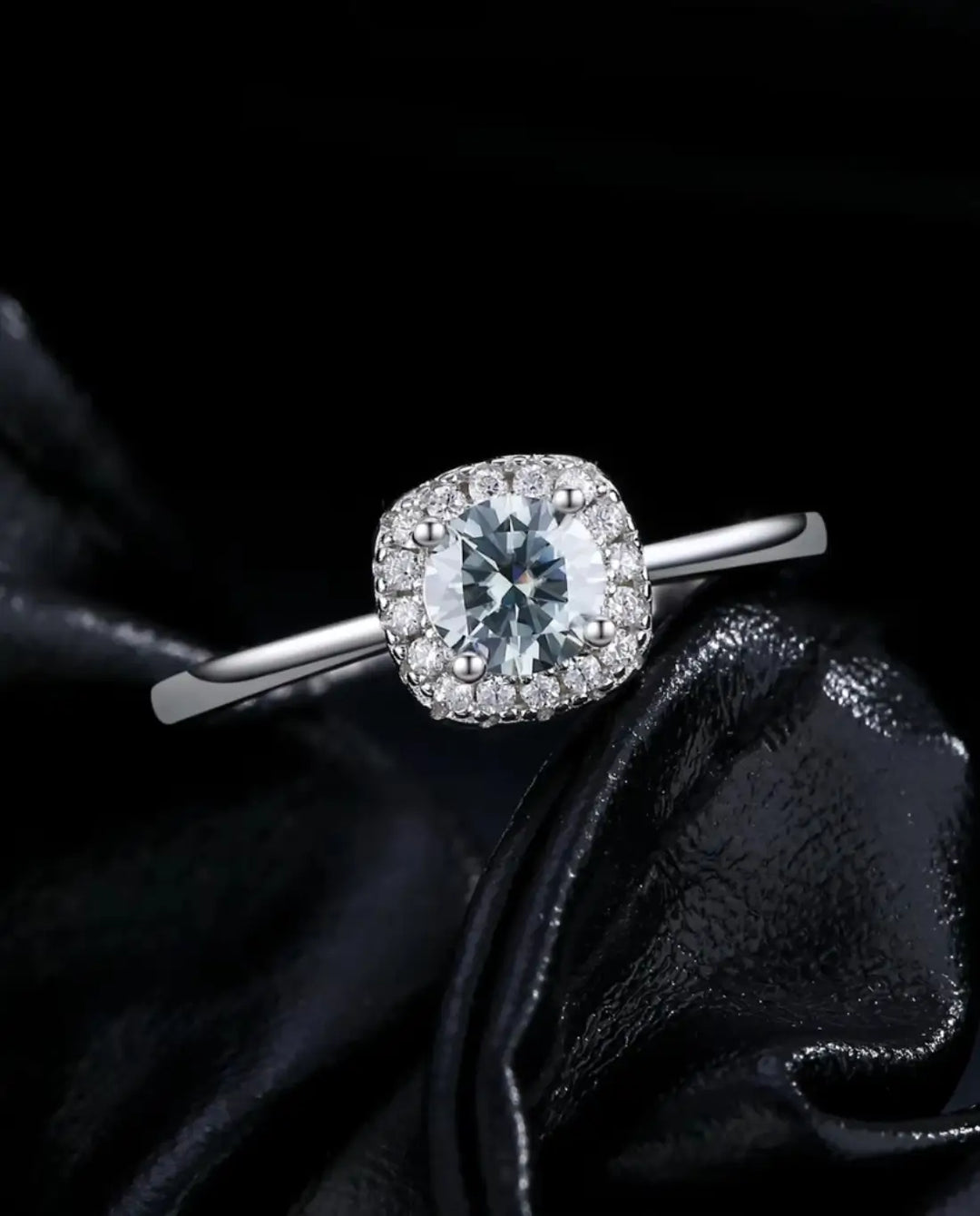 Sølvring med rund moissanite i en firkantet halo med bløde hjørner, udført i poleret 925 sterling sølv.