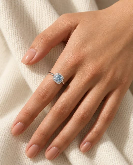 Moissanite Ring - båret på hånden