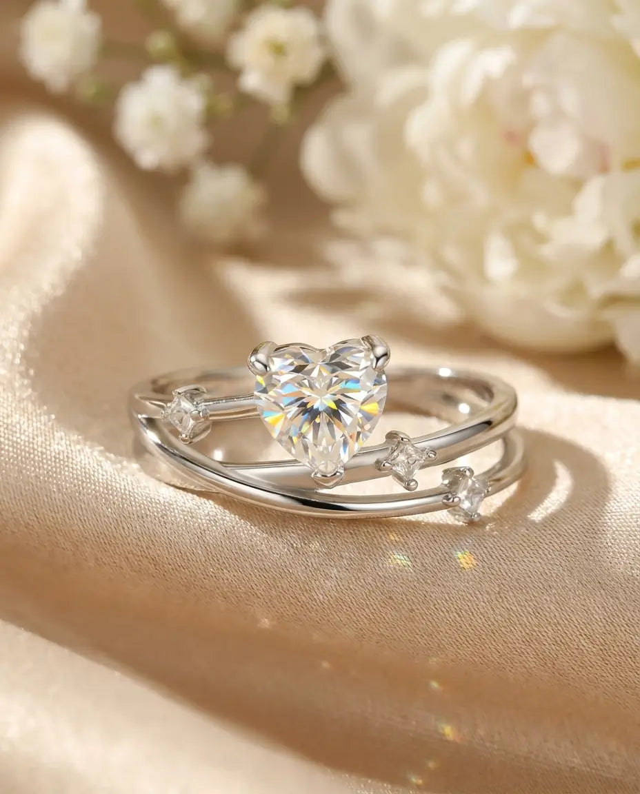 Sølvring med hjerteslebet moissanite på 6 mm over en krydset skinne i flere rækker, 925 sterling sølv.