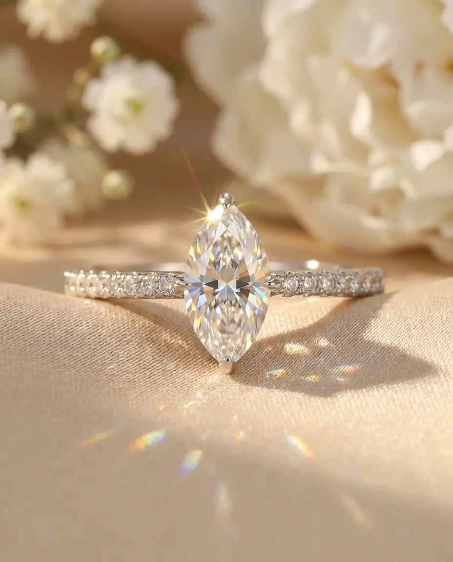 Sølvring med aflang marquiseslebet moissanite på en fin pavéskinne i poleret 925 sterling sølv.