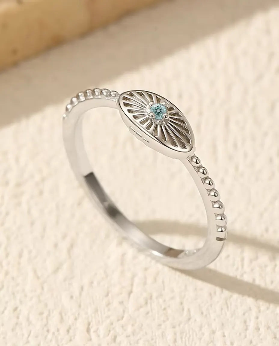 Sølvsignetring med oval plade, indgraverede stråler og en lille akvagrøn moissanite i midten, 925 sterling sølv.