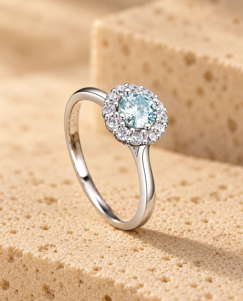 Moissanite Ring - vist på en travertinblok