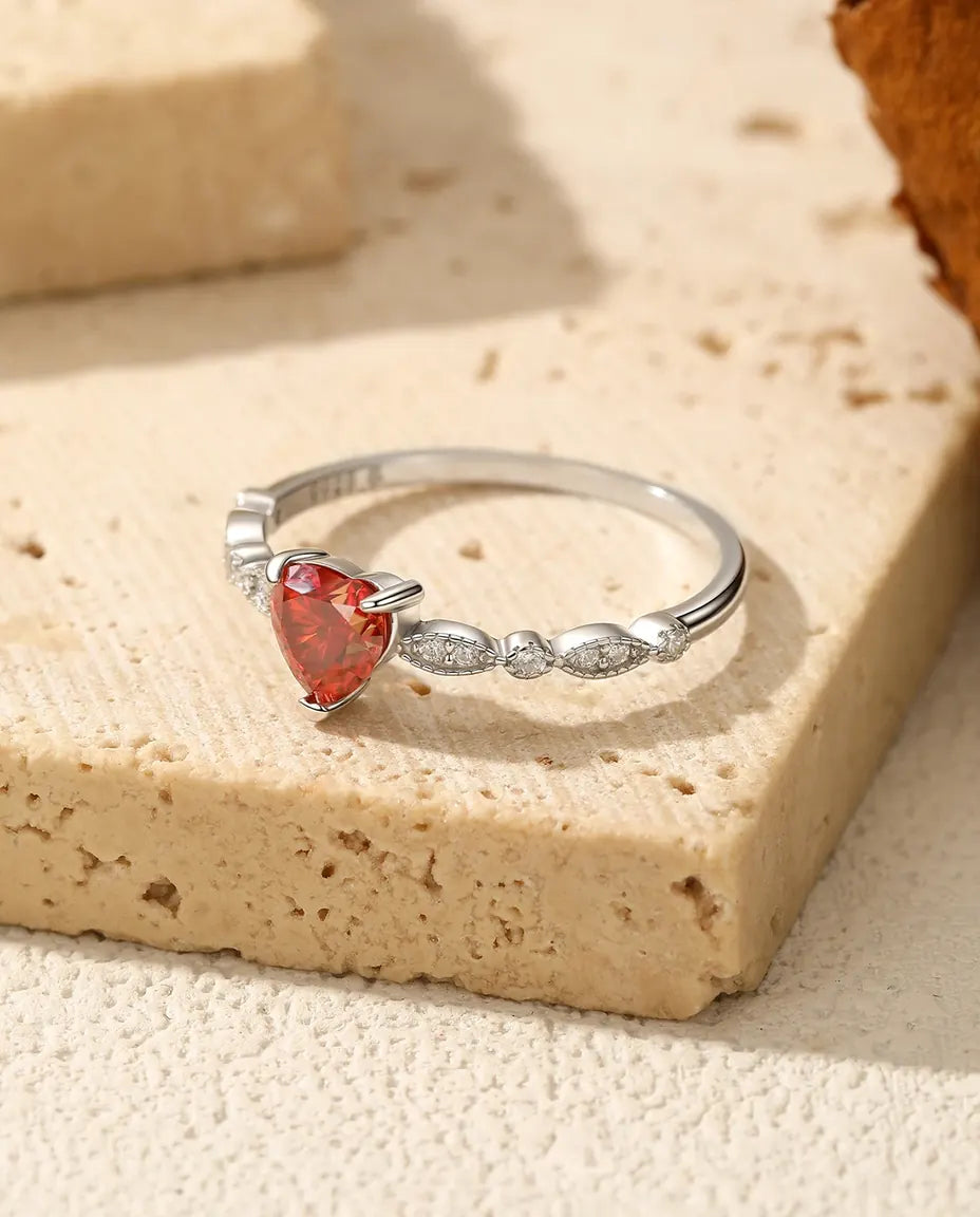 Sølvring med rød hjerteslebet moissanite på 5 mm og en smal skinne med hvide zirkoner og millegrain-kant.