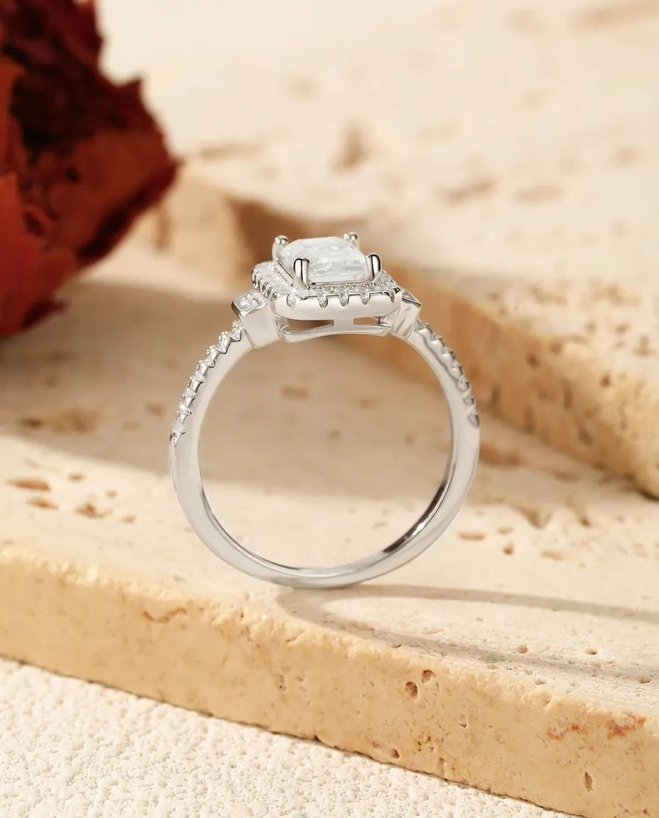 Sølvring i art deco-stil med smaragdslebet moissanite i rektangulær halo og trinvise skuldre i zirkonia.