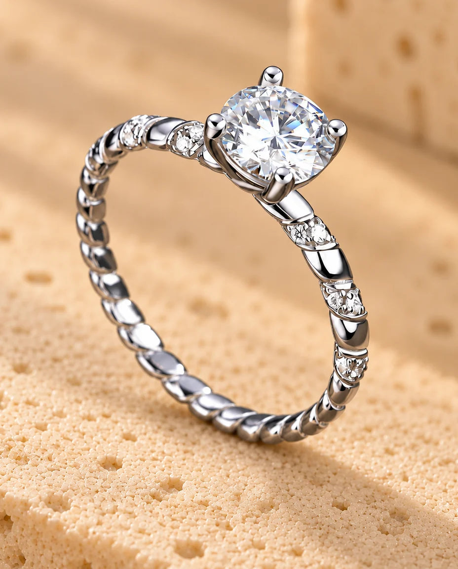 Moissanite Ring - vist på en travertinblok