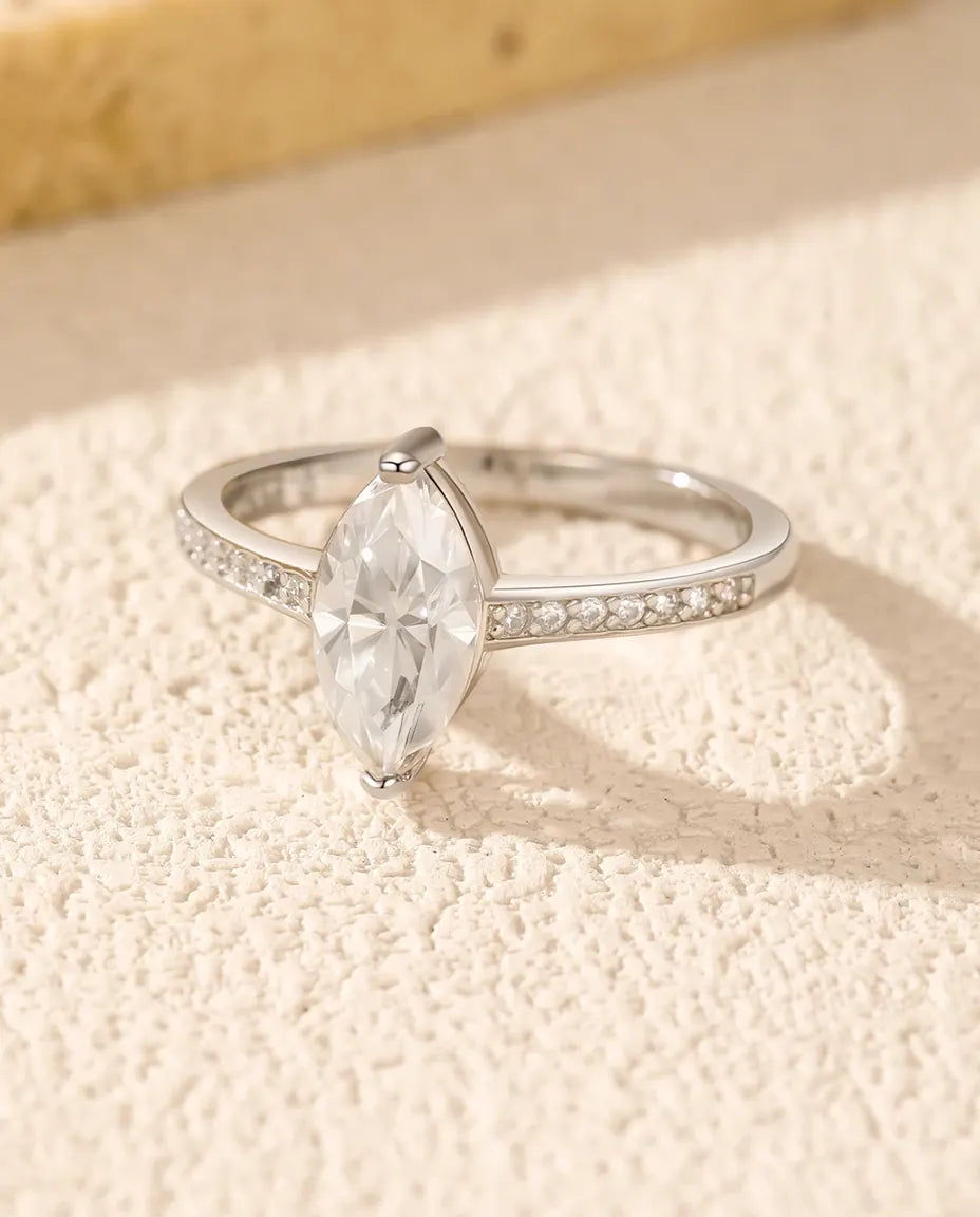 Sølvring med aflang marquiseslebet moissanite sat i klør på en fin, smalnende skinne i 925 sterling sølv.