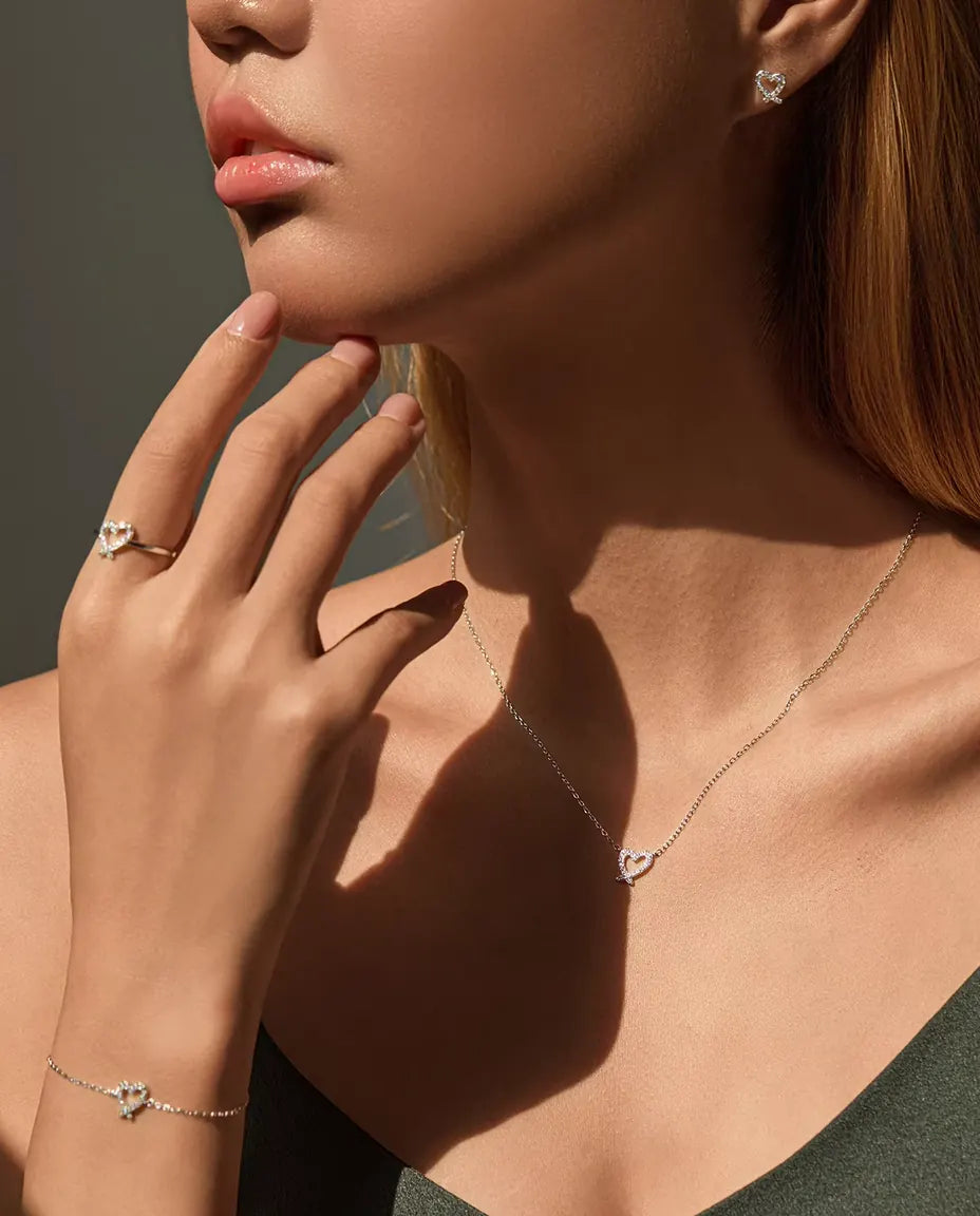 Model med hele moissanite-hjertesættet: halskæde, armbånd, ring og øreringe