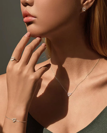 Model med hele moissanite-hjertesættet: halskæde, armbånd, ring og øreringe