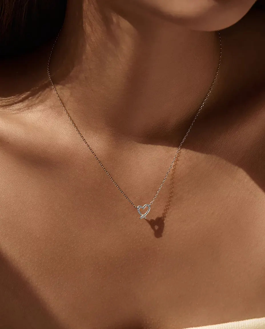 Moissanite halskæde med åbent hjerte i sølv, båret ved kravebenet