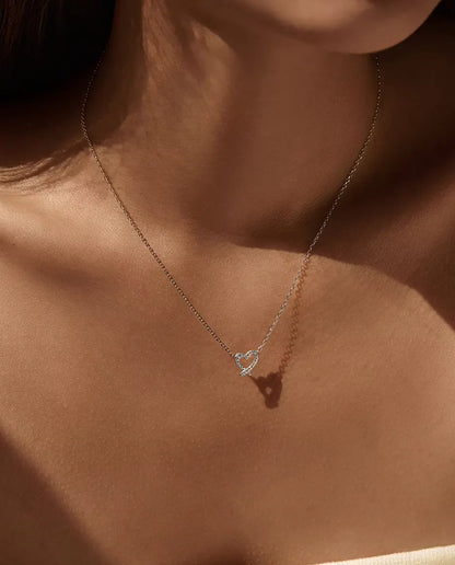 Moissanite halskæde med åbent hjerte i sølv, båret ved kravebenet