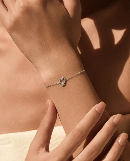 Moissanite armbånd med åbent hjerte i sølv, båret om håndleddet