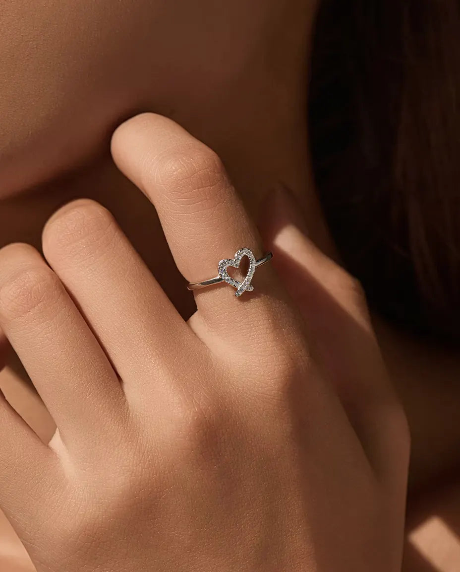 Moissanite ring med åbent hjerte i sølv, båret på fingeren