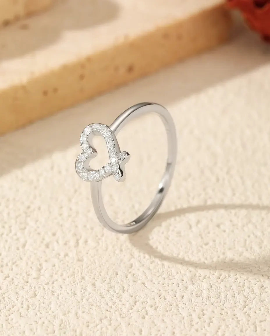 Ring med moissanite-hjerte fra sættet i 925 sølv