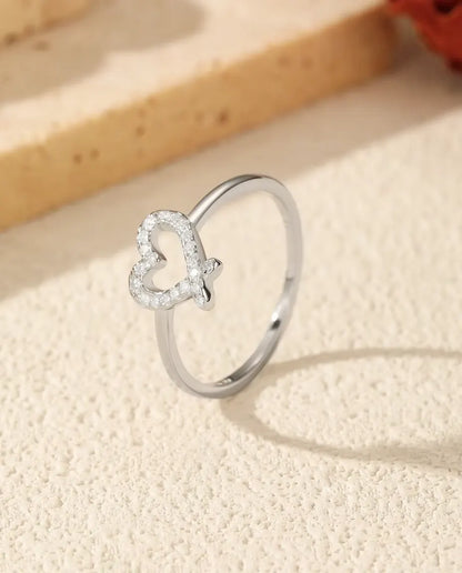 Ring med moissanite-hjerte fra sættet i 925 sølv