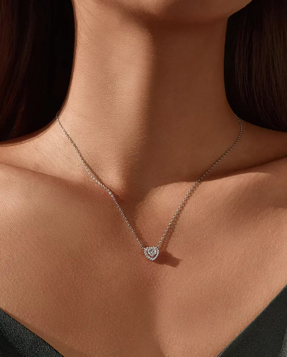 Moissanite-sæt Hjerte: Halskæde - halskæden båret af en model