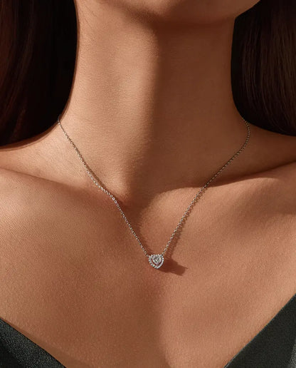 Moissanite-sæt Hjerte: Halskæde - halskæden båret af en model
