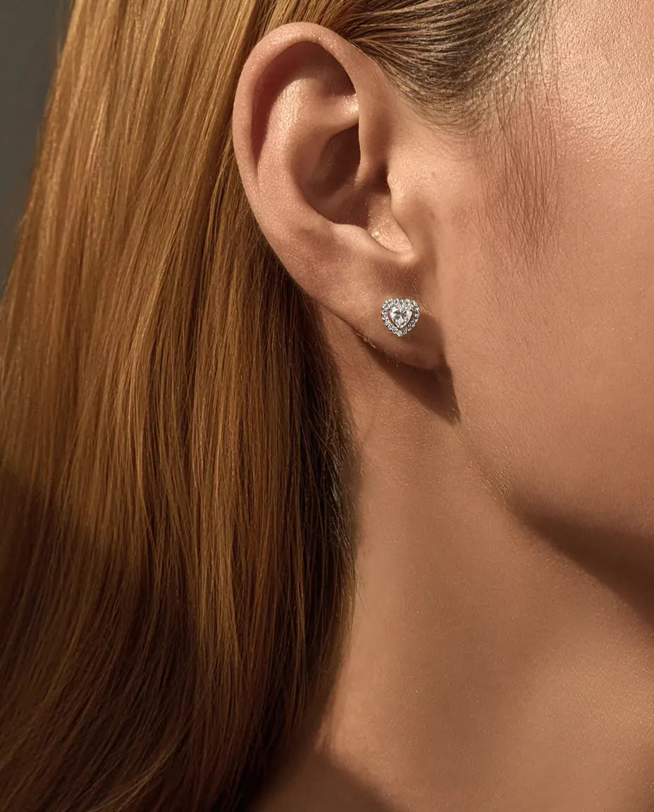 Moissanite-sæt Hjerte: Halskæde - øreringen båret af en model