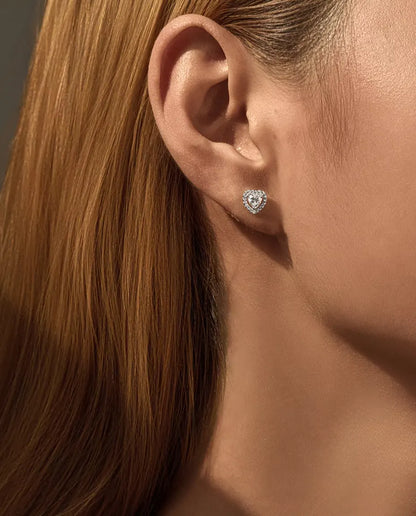 Moissanite-sæt Hjerte: Halskæde - øreringen båret af en model