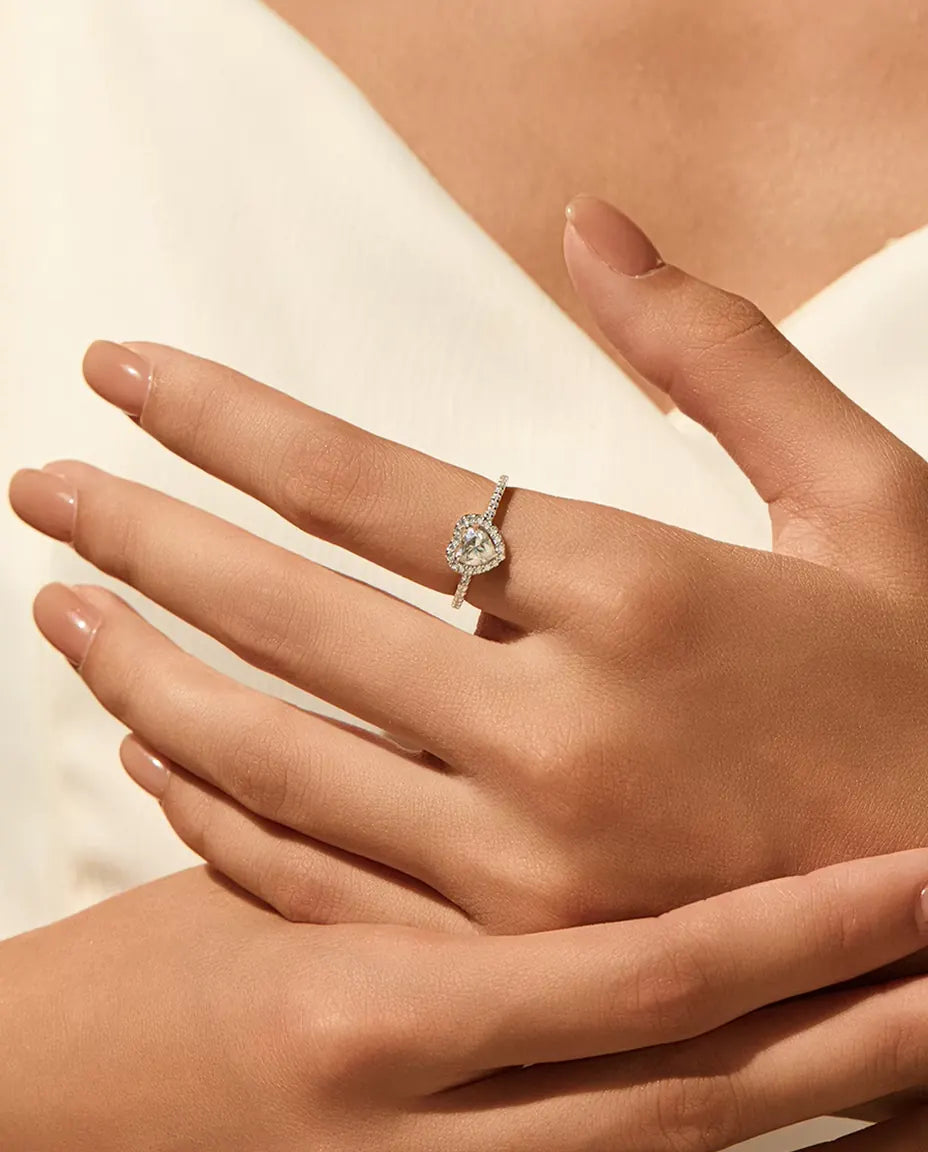 Moissanite-sæt Hjerte: Halskæde - ringen båret af en model