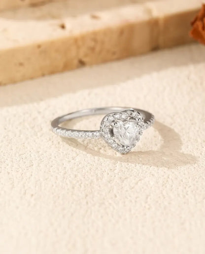 Moissanite-sæt Hjerte: Halskæde - nærbillede af ringen