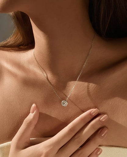 Moissanite-sæt Rund Halo: Halskæde og Øreringe - halskæden båret af en model