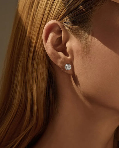 Moissanite-sæt Rund Halo: Halskæde og Øreringe - øreringen båret af en model