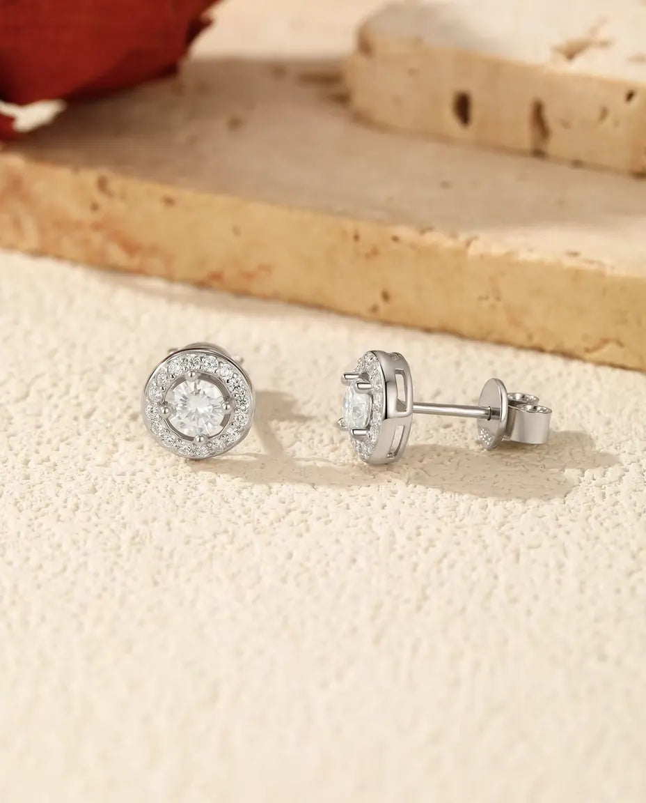Moissanite-sæt Rund Halo: Halskæde og Øreringe - øreringene set fra siden