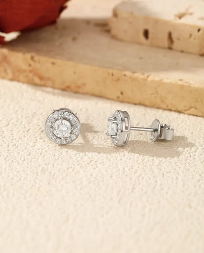 Moissanite-sæt Rund Halo: Halskæde og Øreringe - øreringene set fra siden