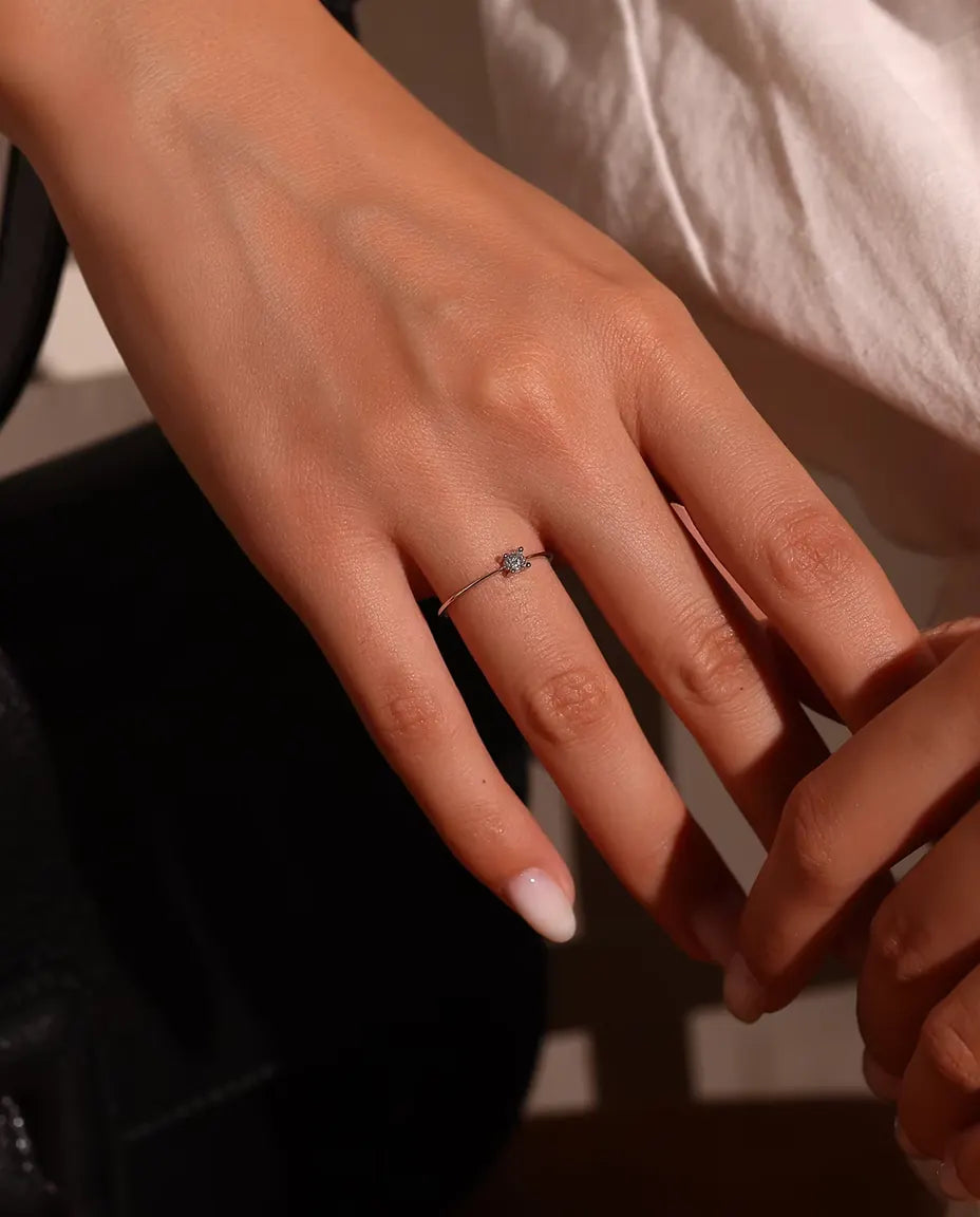 Moissanite Ring i 925 Sølv - båret på en models finger, nærbillede