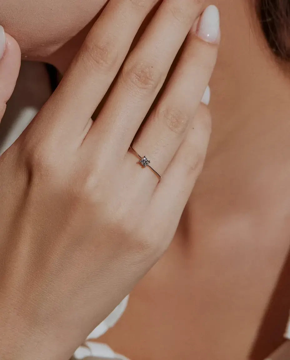 Moissanite Ring i 925 Sølv - båret af en model med hænderne tæt på ansigtet
