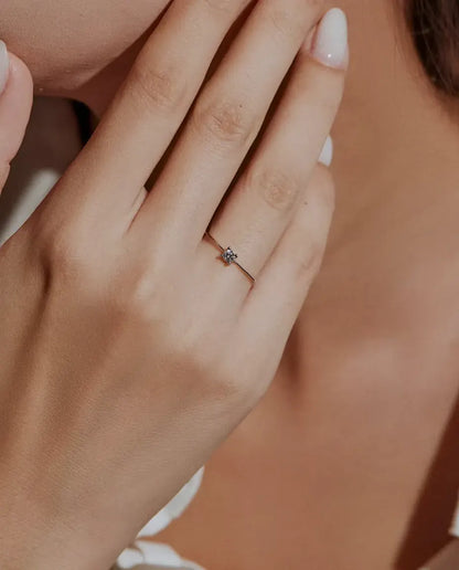 Moissanite Ring i 925 Sølv - båret af en model med hænderne tæt på ansigtet